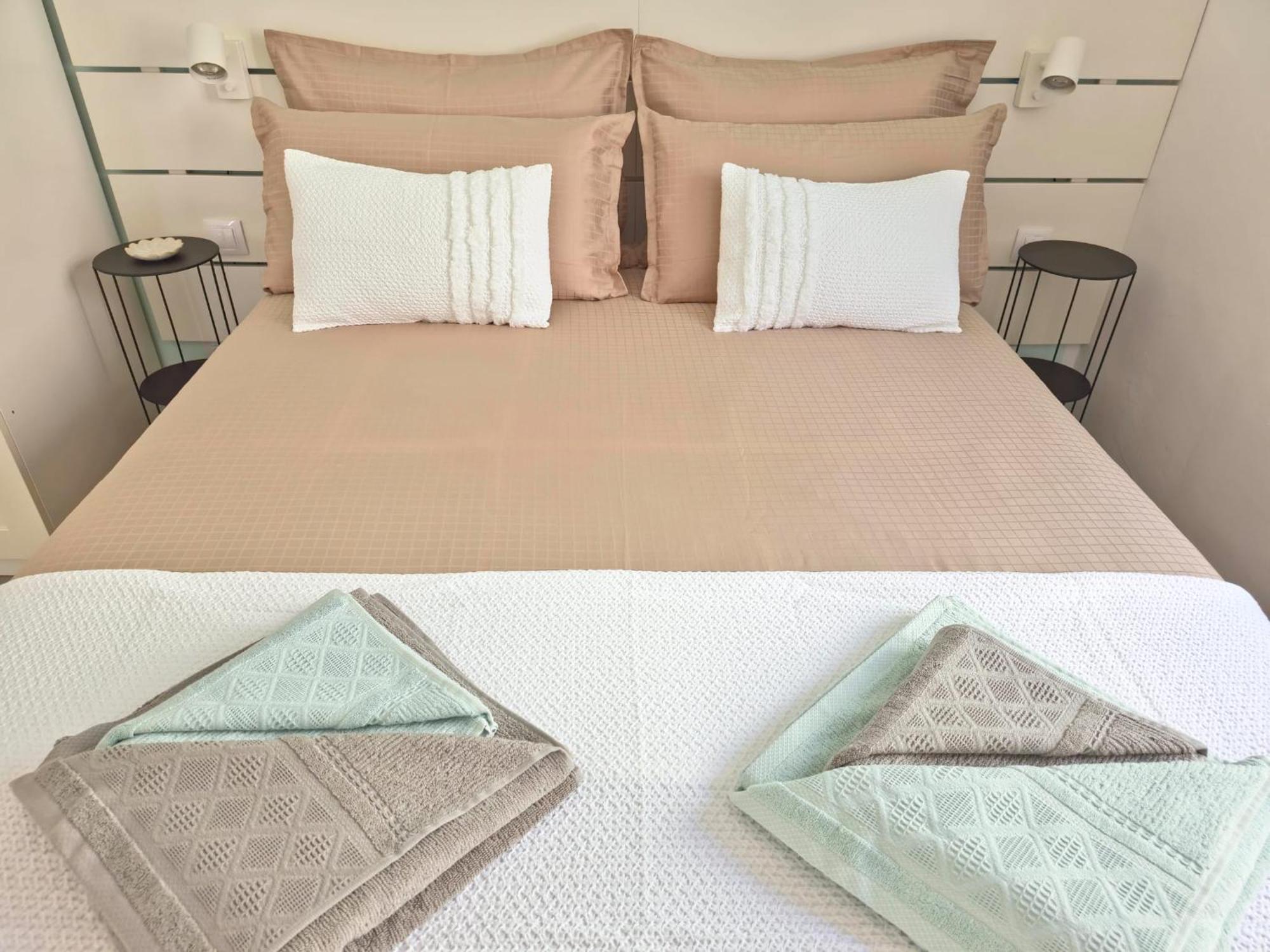 Apartment Aqua Sol - Playa Roca - Sea Front Access - Free Ac - Wifi *